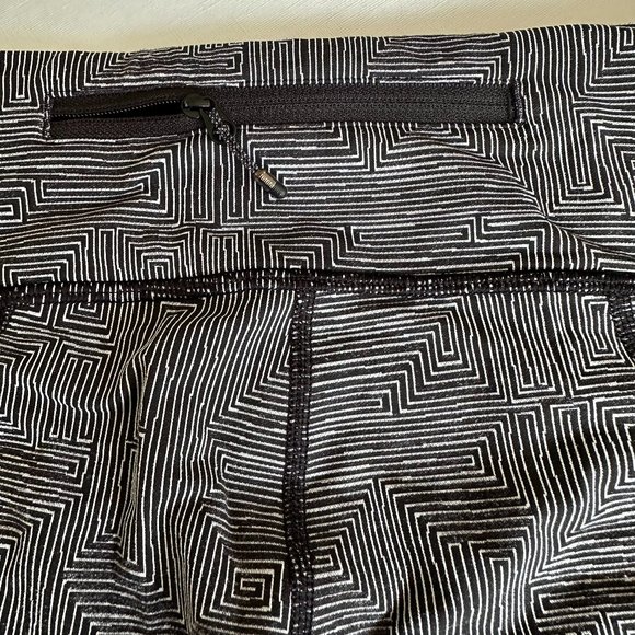 Lululemon Soulcycle Cropped Leggings White/Black Design w/ Mesh Detail Size 8 - Picture 9 of 16